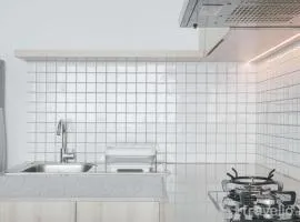 Comfortable and High Floor 1BR Paddington Heights Apartment By Travelio