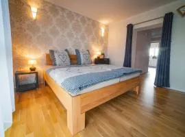 Große Ferienwohnung, Klima in den Schlafzimmern, 3 Zimmer, Balkon & große Küche - In Seenähe, schnell in der Stadt