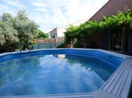 Les Glycines-Villa climatisée-Piscine-BBQ-Parking, hotel v destinaci Clermont-lʼHérault