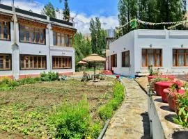 Sponbo Guest House, Leh