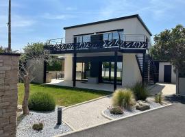Maison moderne avec vue sur mer, hotel in Plounéour-Trez