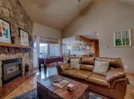 Top Floor 2 Bedroom Ski-In & Walk to Main St