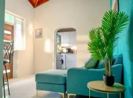 Couples Hideaway, King Bed- 5 Mins to Beach & Oistins- Golden Teal