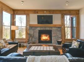 Luxurious Scandinavian Cottage with Private Jacuzzi, ξενοδοχείο σε Lac-Superieur