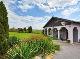 Gospodarstwo agroturystyczne Daleko od szosy - pokoje i domek, farm stay in Brody