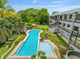 Pool Oasis, Steps to Beach, Town & Pura Vida, hotel i Coco