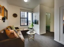 Top Floor - Free Parking - Central Location - Quiet - City View