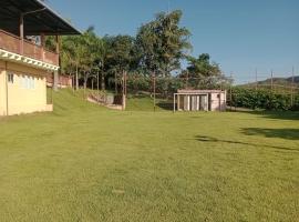 Pousada Vale Verde - Campo de Futebol- Piscina - Vista para Serra, hotel in Capitólio