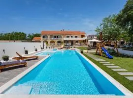 Gorgeous Apartment In Galovac With Wifi