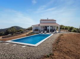 Stunning Home In Zman, villa em Žman