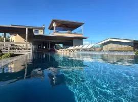 Villa de luxe surplombant la mer, piscine suspendue