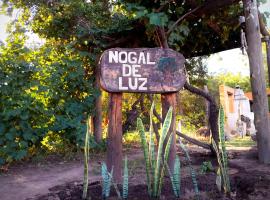 “Nogal de Luz”- Acogedora Cabaña p/Familia yAmigos, family hotel in La Rioja