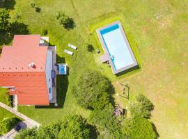 Holiday house Mirna with heated swimming pool and jacuzzi, отель в Пуле