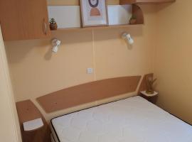 Mobilhome tout confort dans domaine boisé, hotel v destinaci Le Castellet