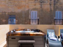 Exquisite 3-bedroom Duplex Penthouse with Jacuzzi in Valletta Centre, Hotel in Valletta