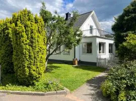 Central sekelskiftesvilla med mysig trädgård