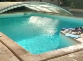 chambre sur mezzanine salon cuisine d'été extérieure piscine