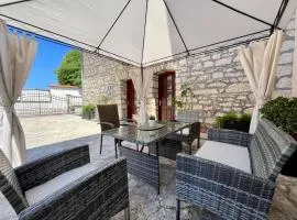 Stone House Mia