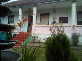 Kulcsosház vendégház, khách sạn ở Hollóháza