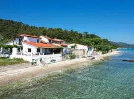 Aigialos Suites