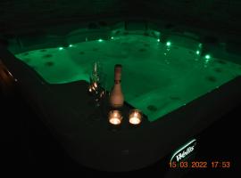 Apartma in wellness Mesečina, готель із гідромасажними ваннами у місті Libeliče