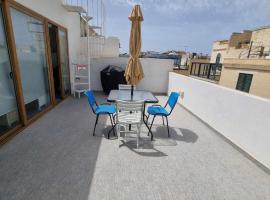 Spacious Townhouse with a Terrace overlooking Valletta's Grand Harbor, vila v destinaci Senglea