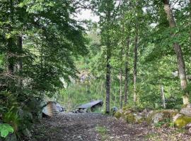 Calm and private country side property with own waterfront by large river, αγροικία σε Strömmarna