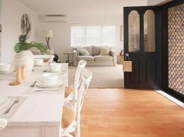 Salty Breeze Beach House, hotel v destinaci Orewa