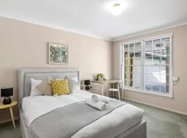 Rustic Queen Room - Located at Serene Street in Pymble - Shared Bathroom