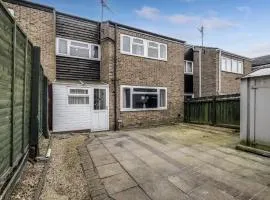 Spacious 4 Bedroom House private parking