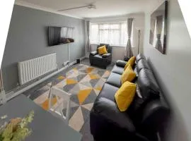 Modern 2 BR ground floor apartment with parking and garden