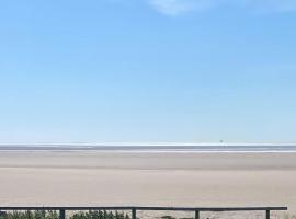 Beachside Lodge - Sleeps 6 - Pets ok - Parking, hotel i Morecambe