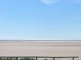 Beachside Lodge - Sleeps 6 - Pets ok - Plus Parking