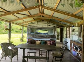 The Quarry Caravan, hotel en Falmouth