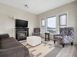 Upscale 2BR Overlooking View Escape