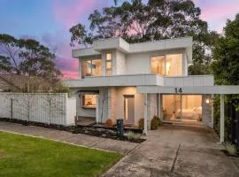 Chic Coastal Retreat 3 Bdr Close to Beach