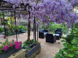 Hôtel Restaurant Les Touristes, hotel em Vals-les-Bains