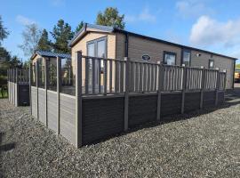 Newton Stewart - Lodge - Sleeps 4 - Garden, hotel in Bargrennan