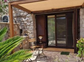 Studio &Kappa;&alpha;&rho;&pi;ώ Karpo, hotel con alberca en Galaxidi