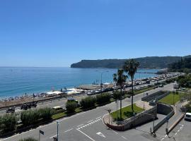 La Casa sul Mare by Holiday World, ξενοδοχείο σε Spotorno