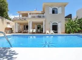 Villa La Concha Beachfront Heated Pool
