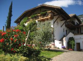 Gfillhof Ferienwohnung 3, hotel in Eppan an der Weinstasse/St.Pauls