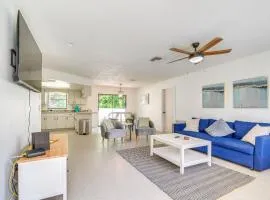Bright Crystal River Home about 2 Mi to State Parks!