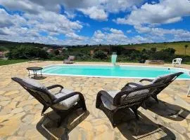 Chalés Vila Carrancas - Ao lado do centro com piscina, cozinha completa e muita tranquilidade