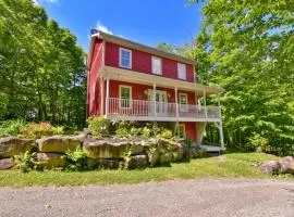 Nature retreat with HOT TUB and lake access & watercraft