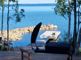 Mukava pieni 2-4h mökki min 2 vrk Saimaan rannalla, poreallas, puusauna, Wi-Fi, Smart TV, parivuode ja vuodesohva, hotel i Savonlinna