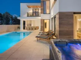 Contemporary Villa Luxor
