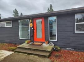 Catch the end of Summer! Cute, comfy, quiet Hillsboro Bungalow, hotel in Hillsboro