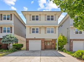 Cozy 3BR, Near NYC, Cruise Port,Statue of Liberty, Free Driveway Parking, hotel in Bayonne