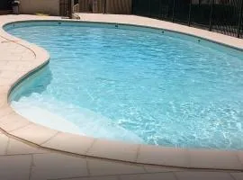 Saint-Pierre-La-Mer : Appart T2 avec Piscine, Parking, Clim, Terrasse - 4 Pers. - FR-1-795-26